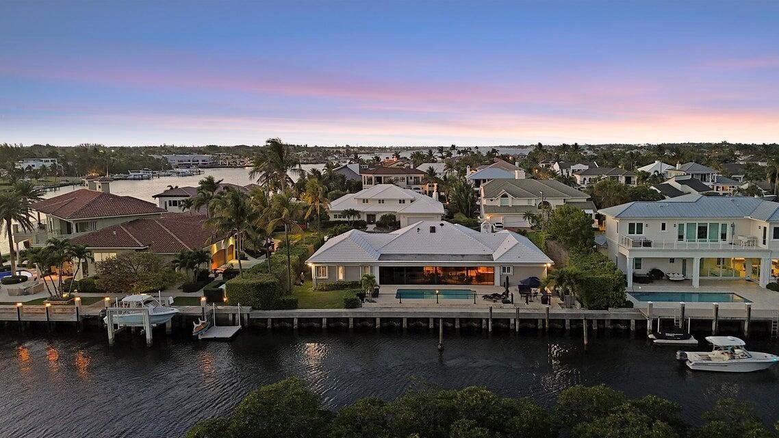 Под контрактом: $4,395,000 (4 спален, 4 ванн, 4181 Квадратных фут)