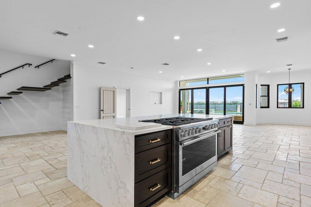 出租: $35,000 (4 贝兹, 4 浴室, 4157 平方英尺)