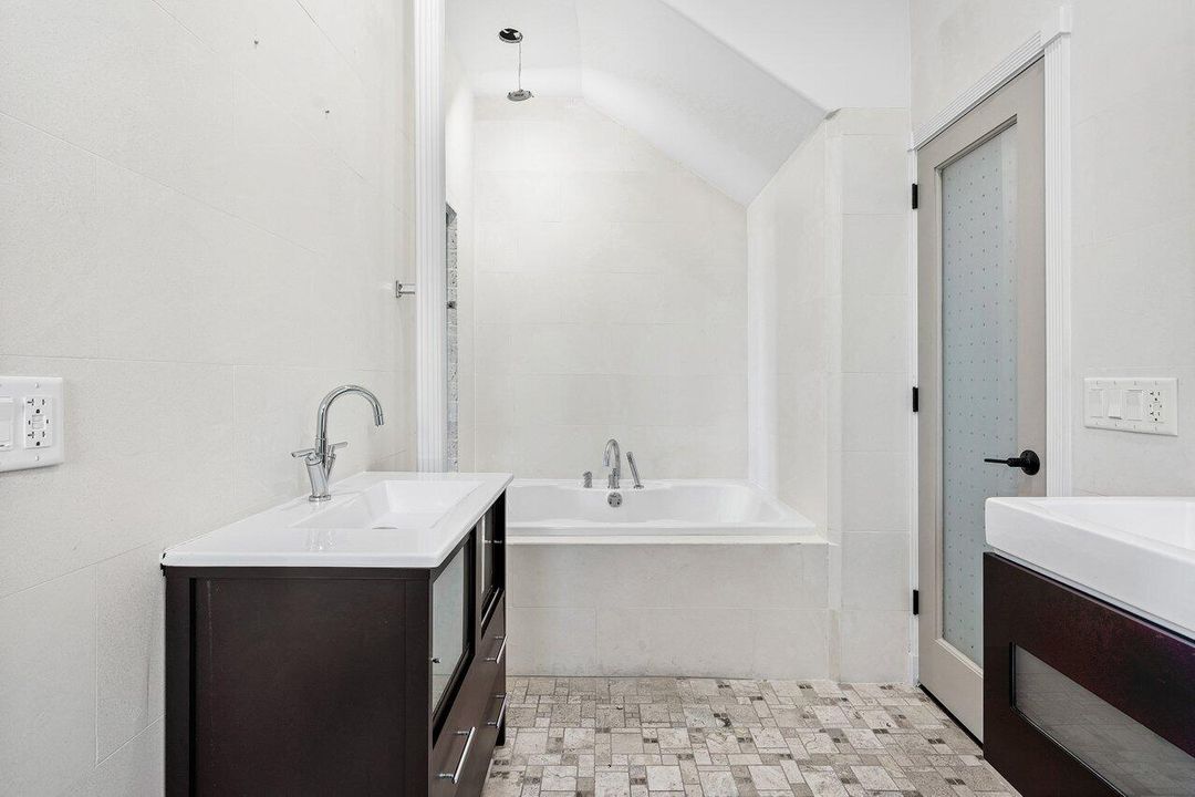 出租: $35,000 (4 贝兹, 4 浴室, 4157 平方英尺)