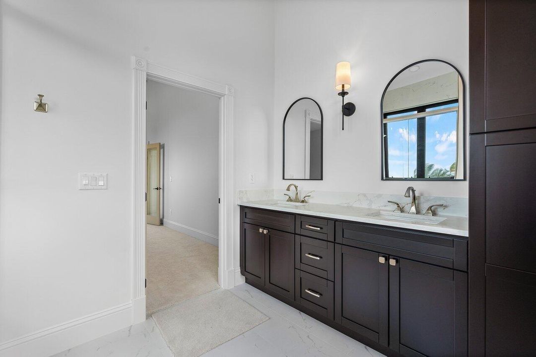 出租: $35,000 (4 贝兹, 4 浴室, 4157 平方英尺)