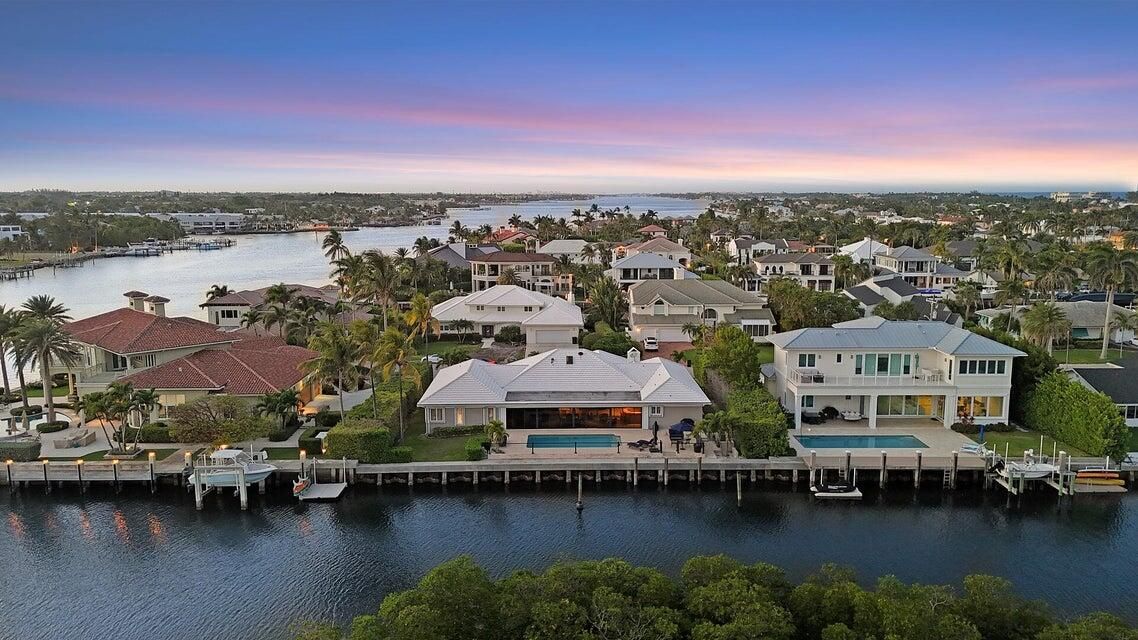 Под контрактом: $4,395,000 (4 спален, 4 ванн, 4181 Квадратных фут)