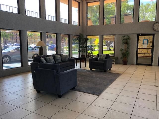 For Rent: $1,700 (1 beds, 1 baths, 741 Square Feet)