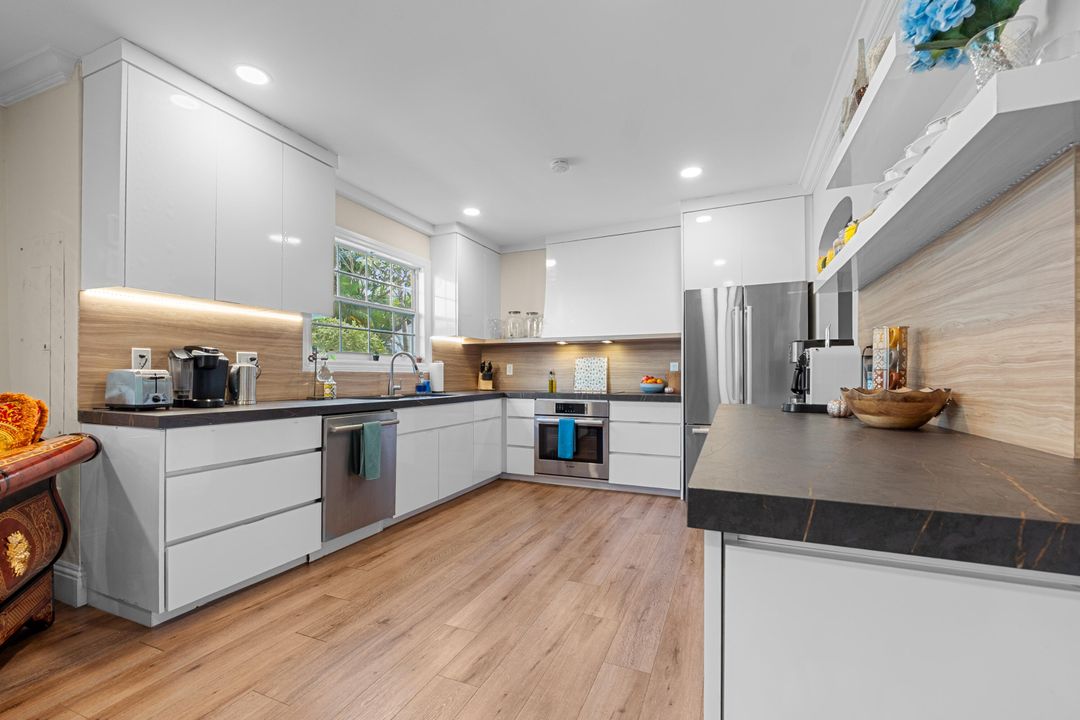 For Sale: $6,250,000 (10 beds, 9 baths, 6245 Square Feet)