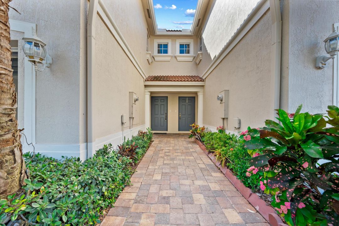 Под контрактом: $3,100 (3 спален, 2 ванн, 1748 Квадратных фут)