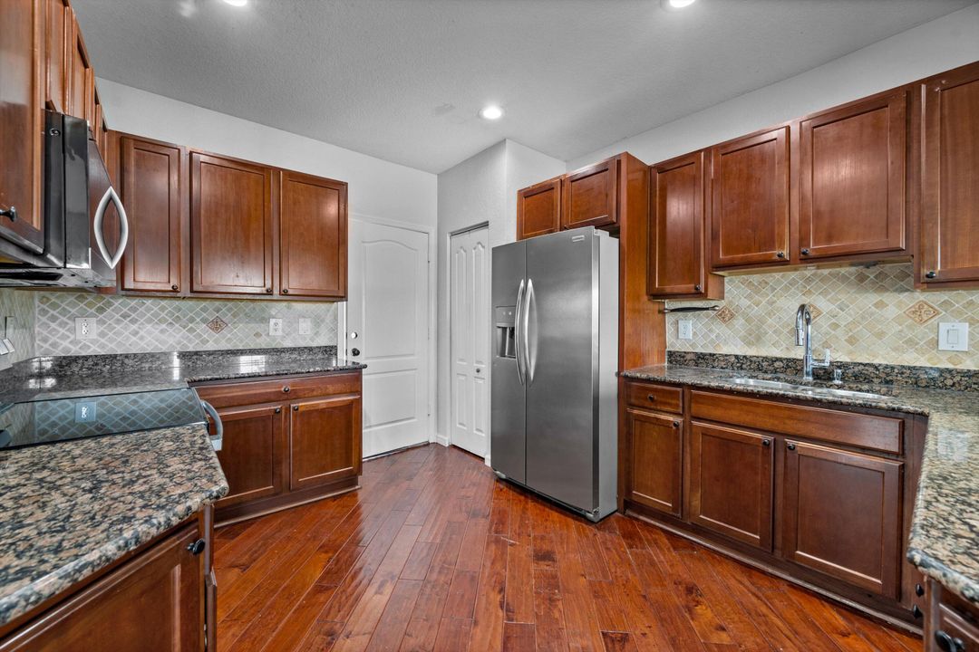 Под контрактом: $3,100 (3 спален, 2 ванн, 1748 Квадратных фут)