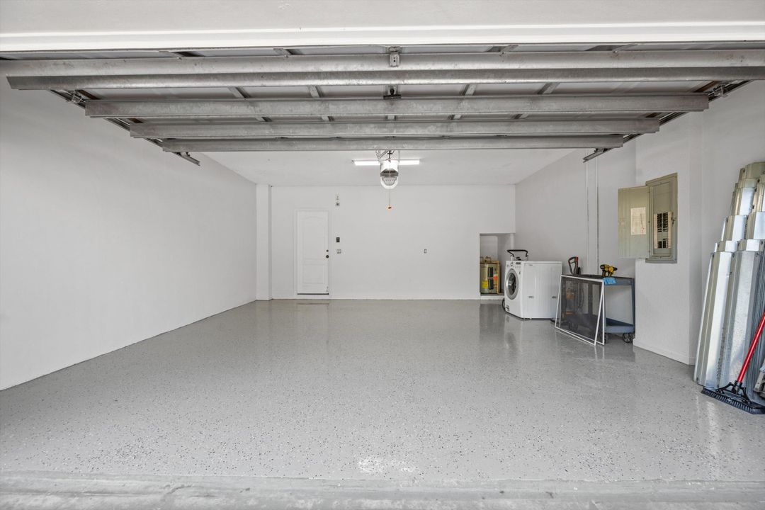 Под контрактом: $3,100 (3 спален, 2 ванн, 1748 Квадратных фут)