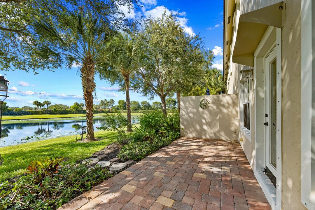 Под контрактом: $3,100 (3 спален, 2 ванн, 1748 Квадратных фут)