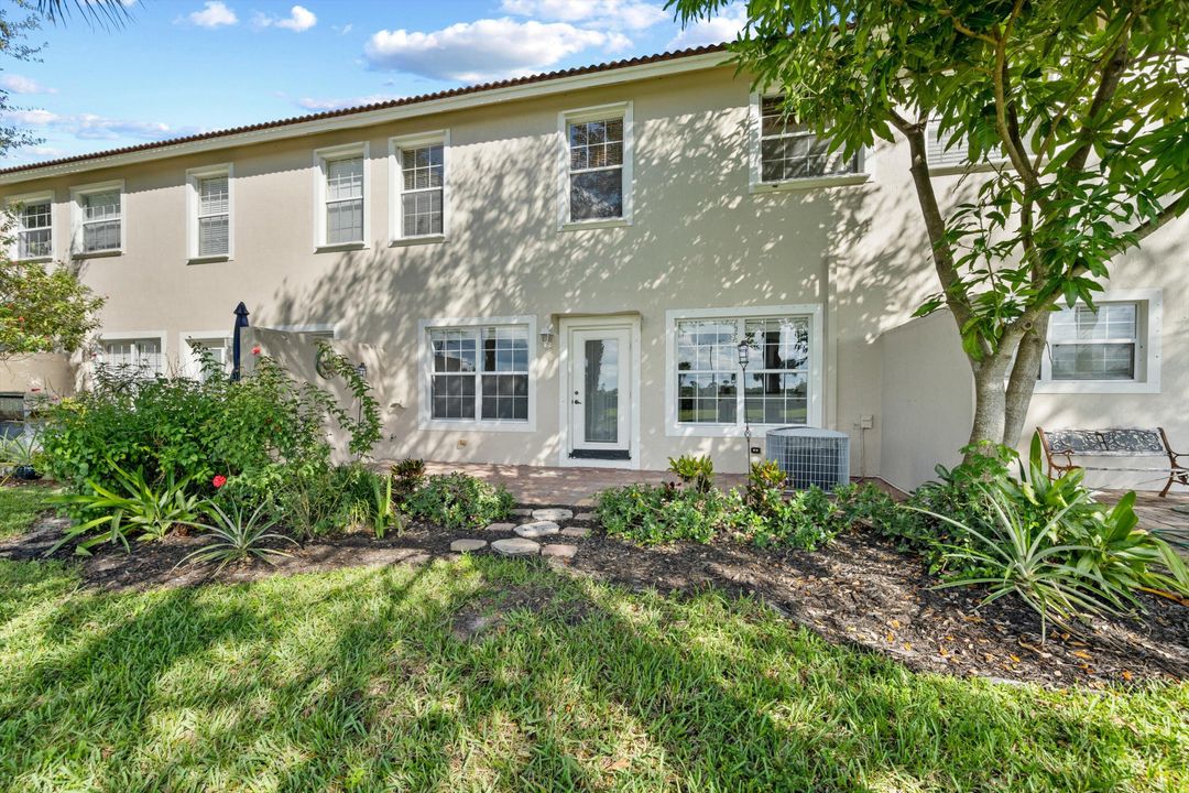 Под контрактом: $3,100 (3 спален, 2 ванн, 1748 Квадратных фут)