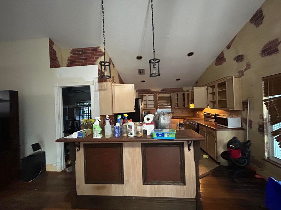 合同活跃: $529,000 (3 贝兹, 2 浴室, 2000 平方英尺)