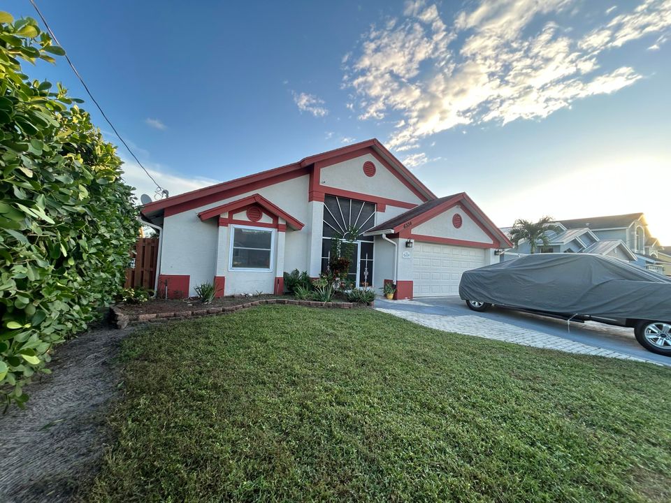 合同活跃: $529,000 (3 贝兹, 2 浴室, 2000 平方英尺)