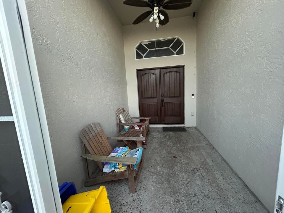 合同活跃: $529,000 (3 贝兹, 2 浴室, 2000 平方英尺)