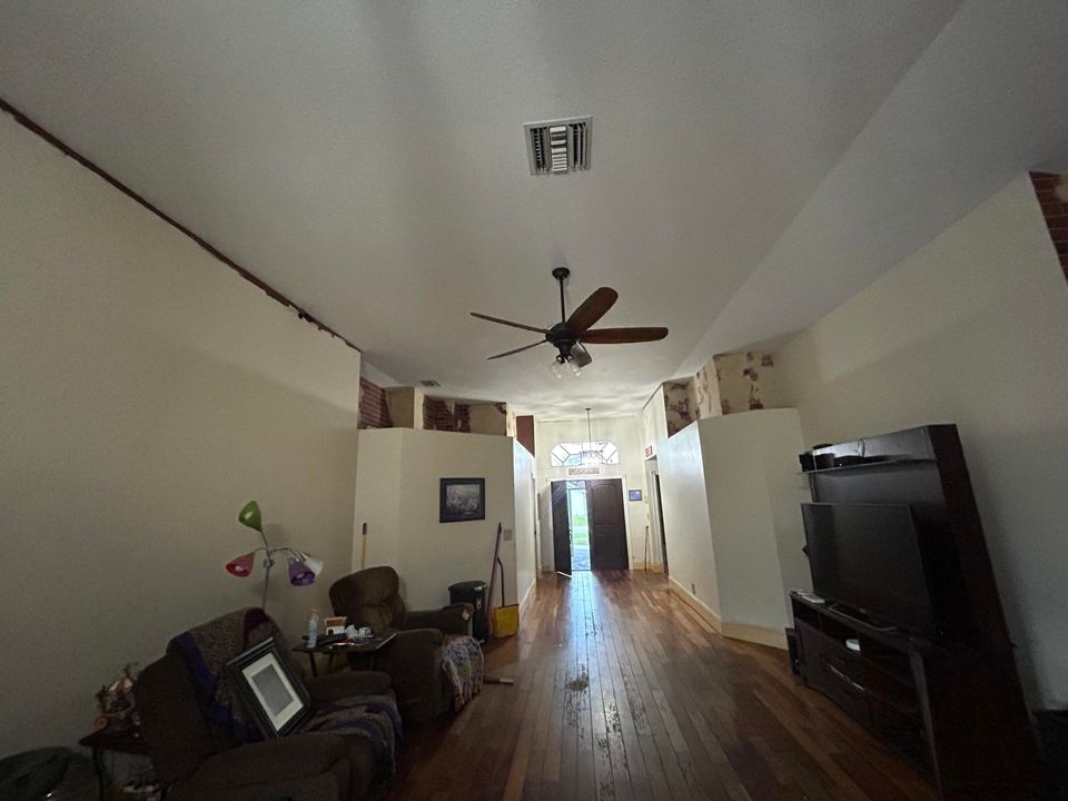 合同活跃: $529,000 (3 贝兹, 2 浴室, 2000 平方英尺)