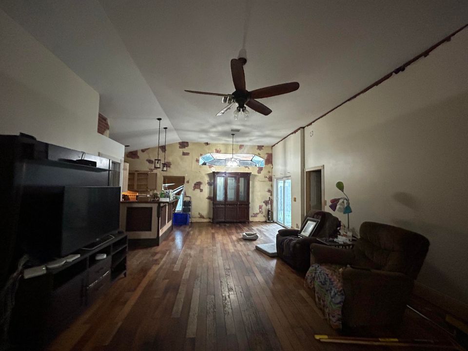 合同活跃: $529,000 (3 贝兹, 2 浴室, 2000 平方英尺)