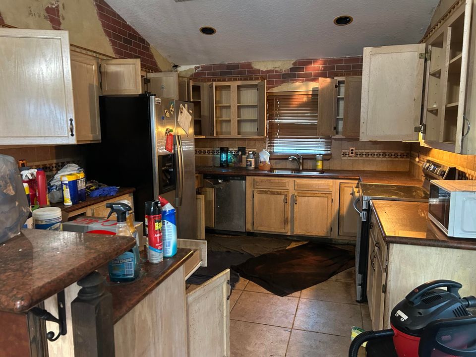 合同活跃: $529,000 (3 贝兹, 2 浴室, 2000 平方英尺)