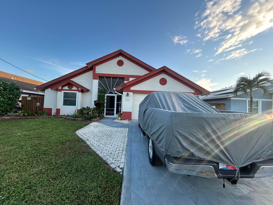 合同活跃: $529,000 (3 贝兹, 2 浴室, 2000 平方英尺)