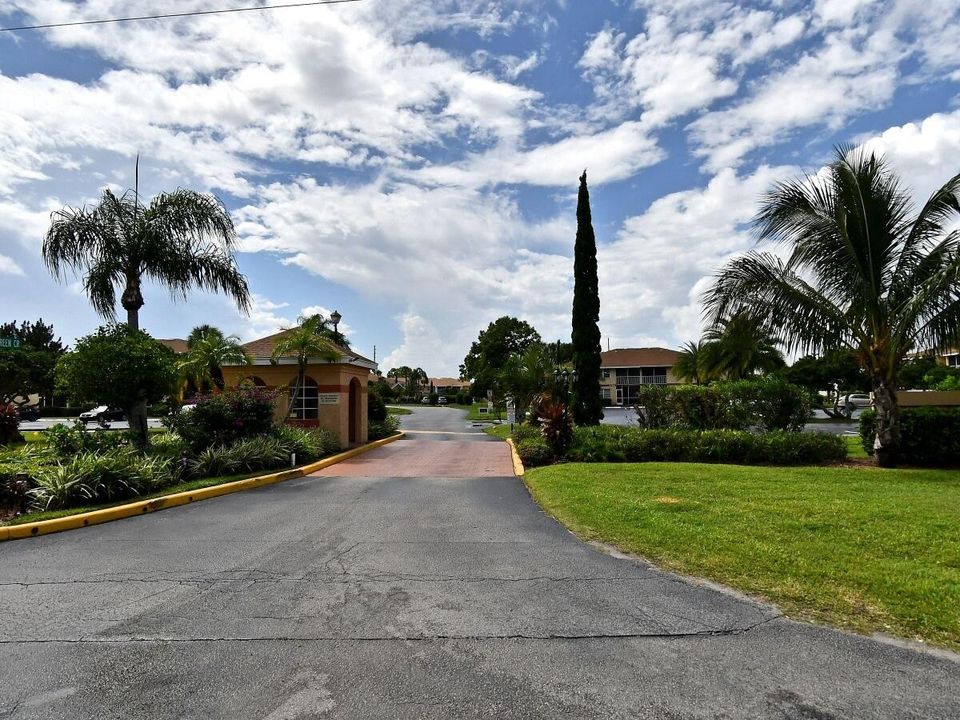 For Sale: $165,000 (1 beds, 1 baths, 705 Square Feet)