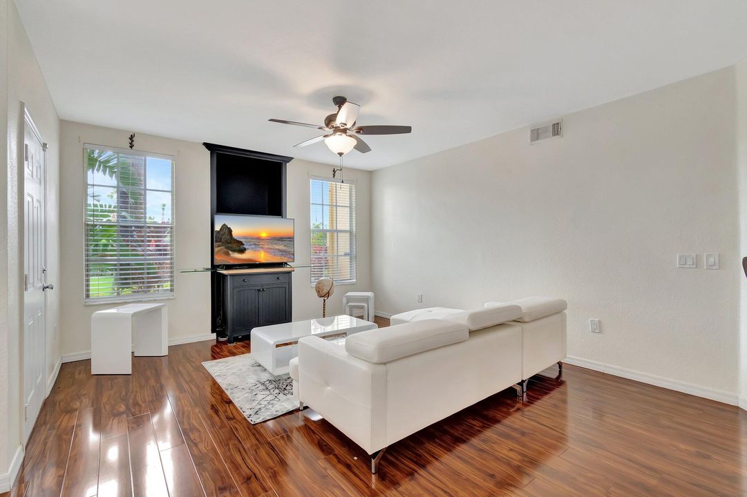 For Rent: $3,600 (2 beds, 2 baths, 1304 Square Feet)