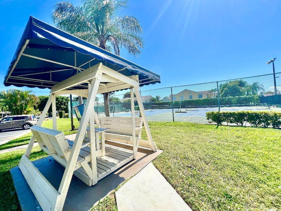 For Sale: $220,000 (2 beds, 2 baths, 768 Square Feet)