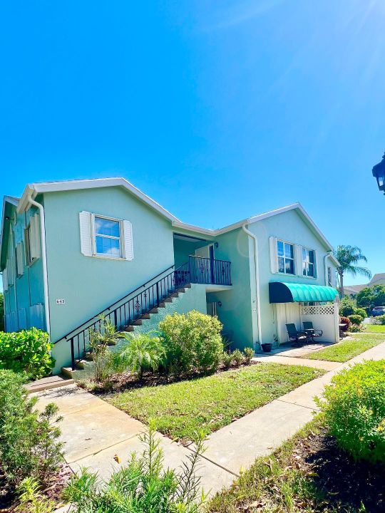 For Sale: $220,000 (2 beds, 2 baths, 768 Square Feet)