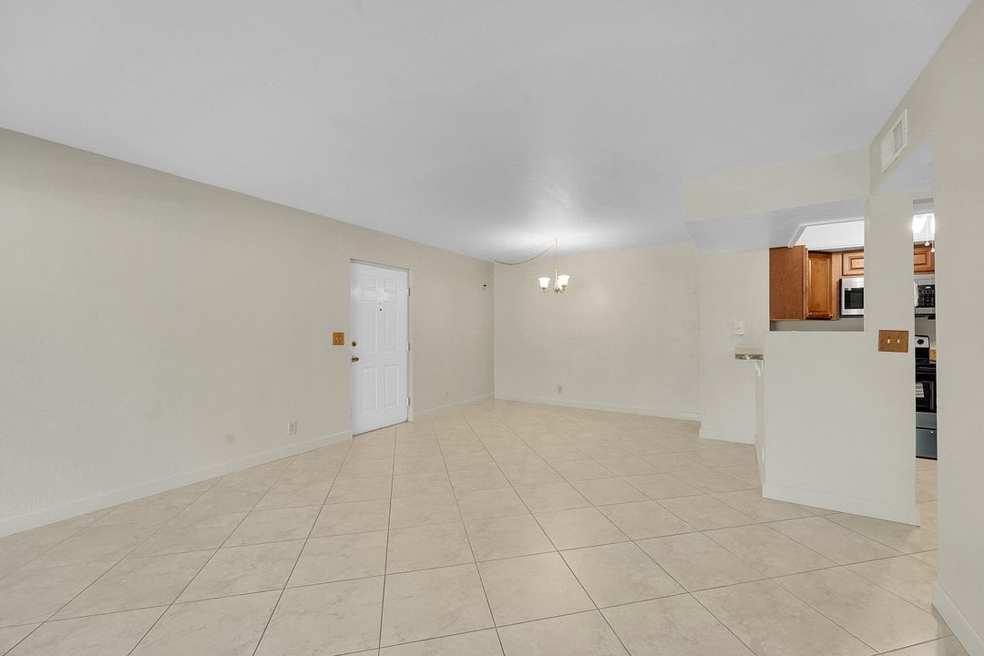 For Sale: $165,000 (1 beds, 1 baths, 705 Square Feet)