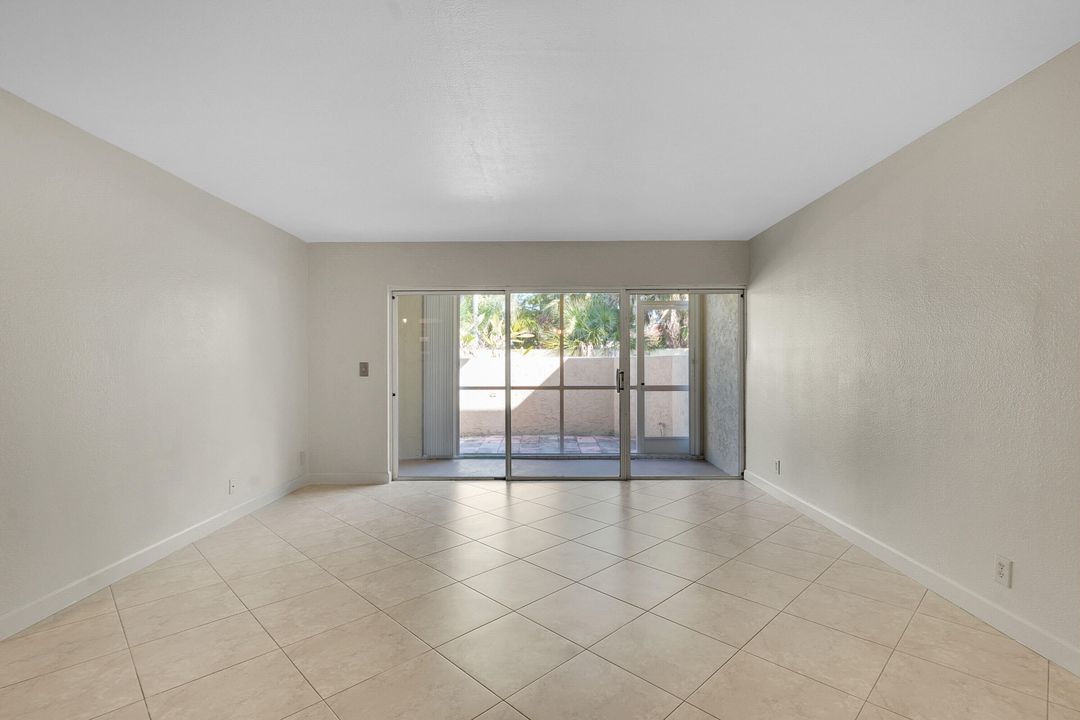 For Sale: $165,000 (1 beds, 1 baths, 705 Square Feet)