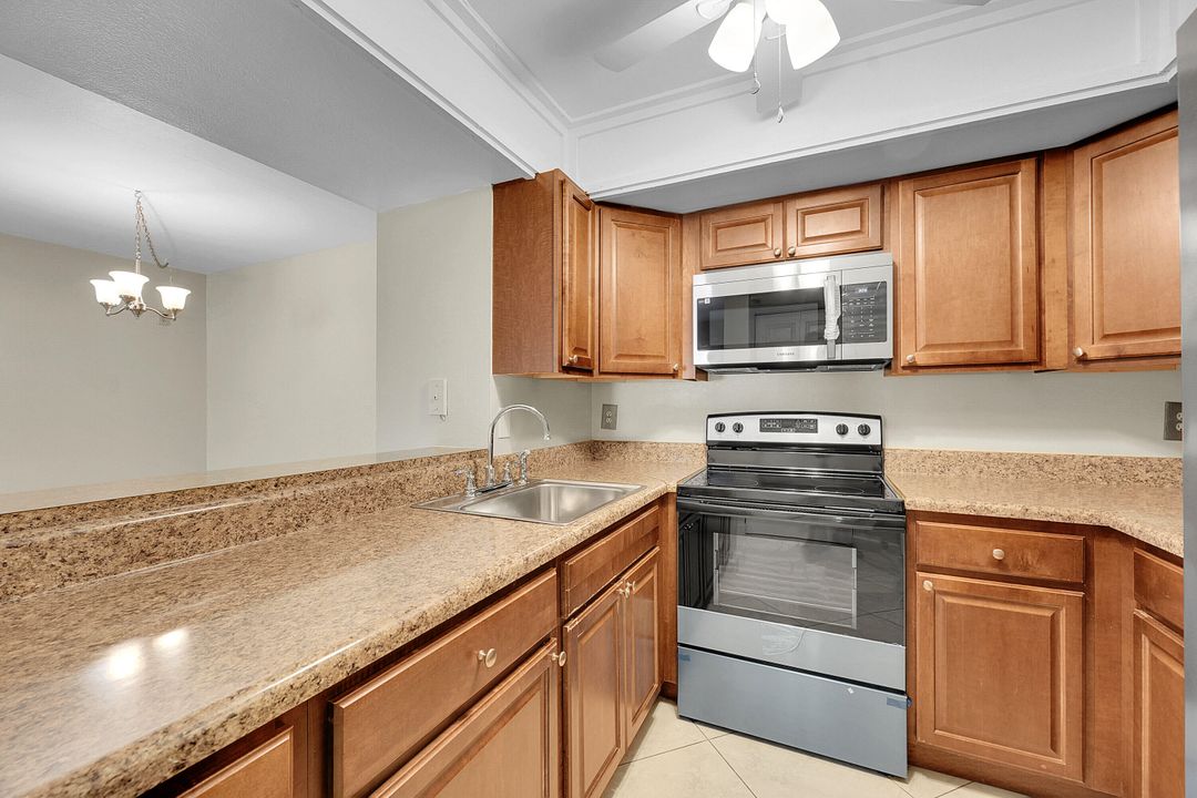 For Sale: $165,000 (1 beds, 1 baths, 705 Square Feet)