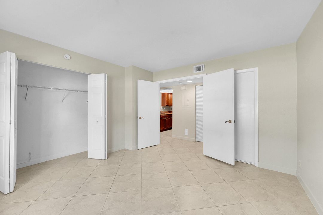 For Sale: $165,000 (1 beds, 1 baths, 705 Square Feet)