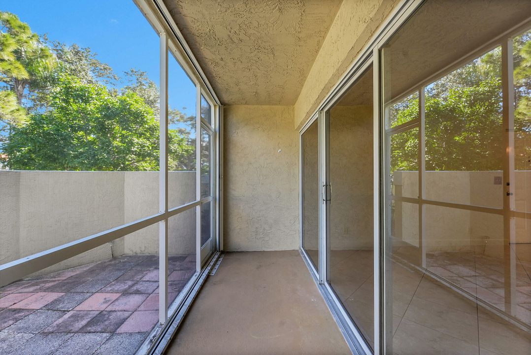 For Sale: $165,000 (1 beds, 1 baths, 705 Square Feet)