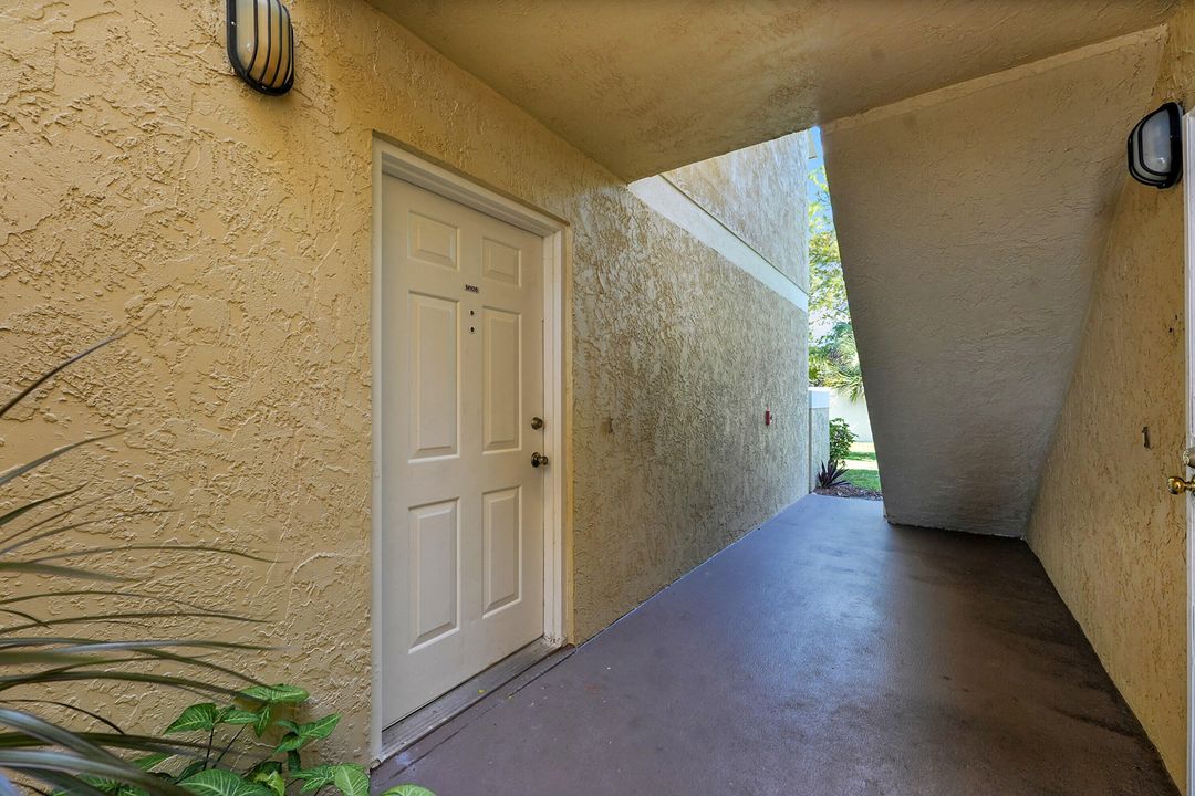 For Sale: $165,000 (1 beds, 1 baths, 705 Square Feet)