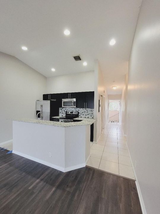 合同活跃: $2,200 (3 贝兹, 2 浴室, 1061 平方英尺)