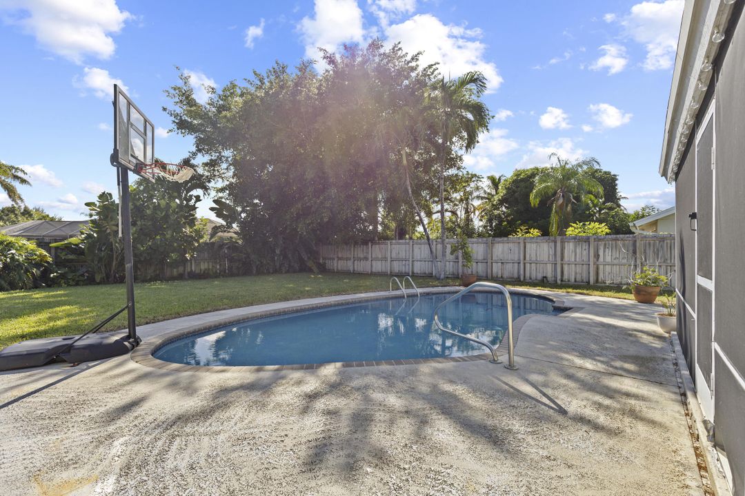 Active With Contract: $600,000 (4 beds, 2 baths, 1548 Square Feet)