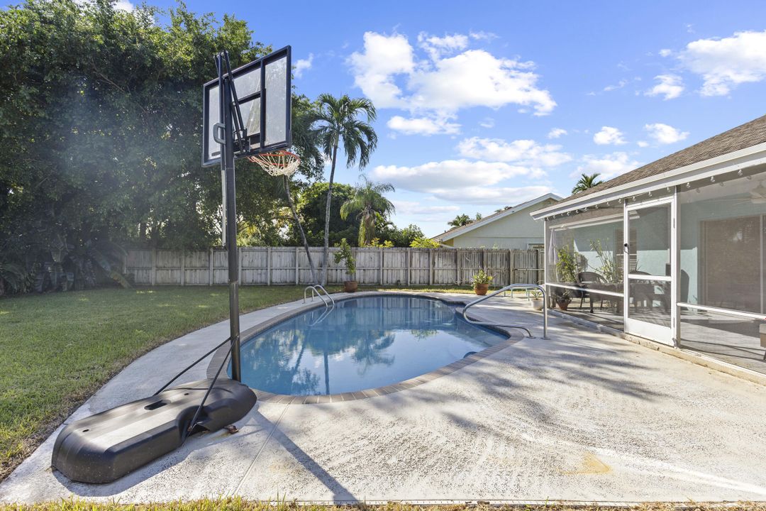 Active With Contract: $600,000 (4 beds, 2 baths, 1548 Square Feet)