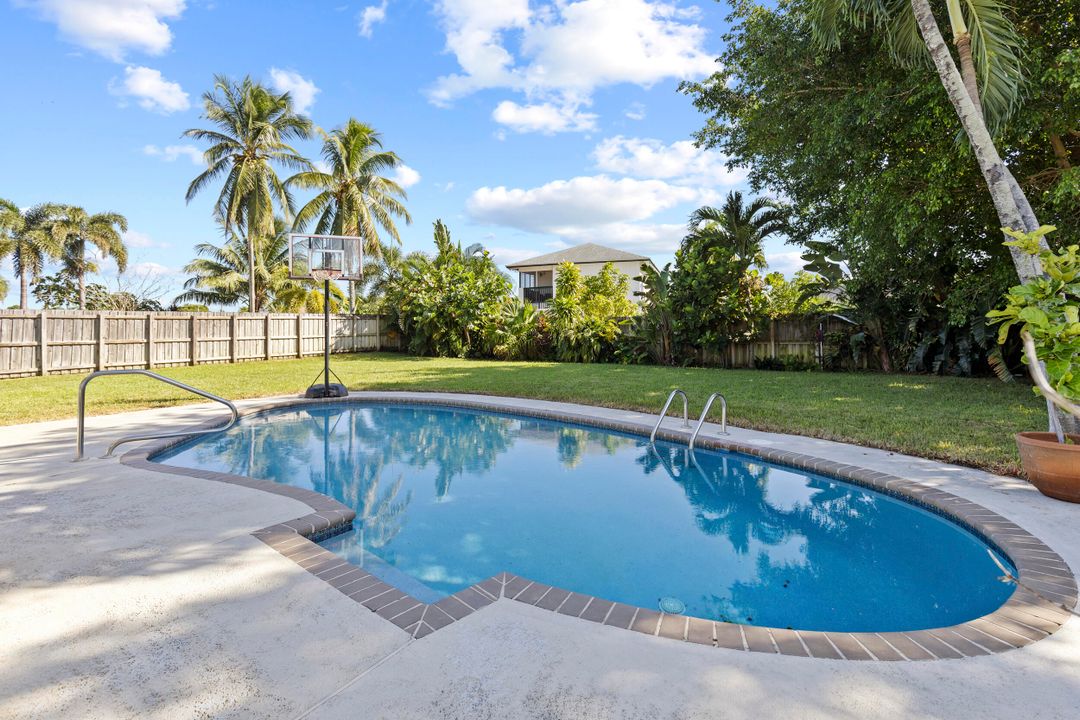 Active With Contract: $600,000 (4 beds, 2 baths, 1548 Square Feet)