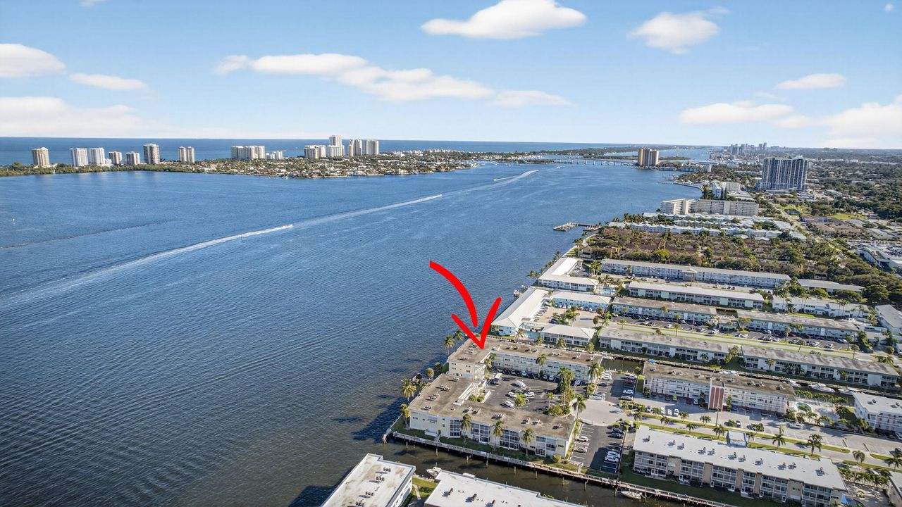 合同活跃: $225,000 (2 贝兹, 1 浴室, 880 平方英尺)