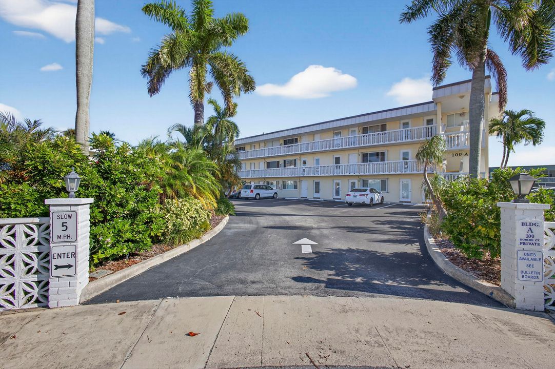 合同活跃: $225,000 (2 贝兹, 1 浴室, 880 平方英尺)