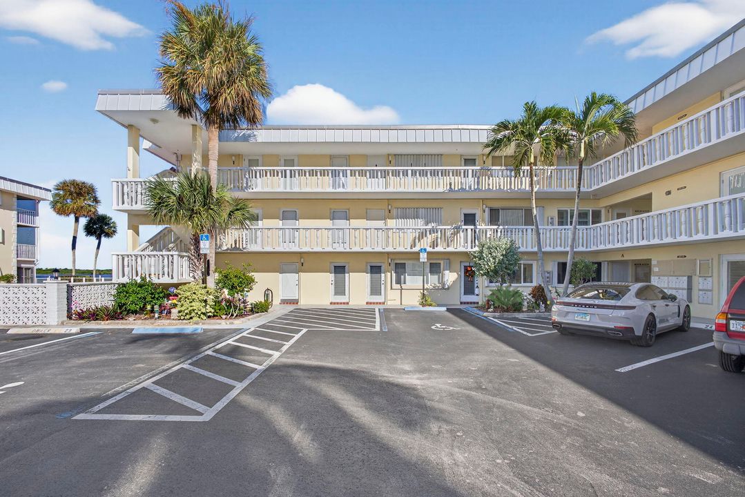 合同活跃: $225,000 (2 贝兹, 1 浴室, 880 平方英尺)