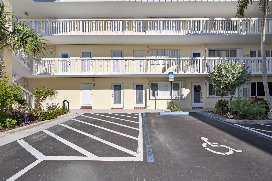 合同活跃: $225,000 (2 贝兹, 1 浴室, 880 平方英尺)