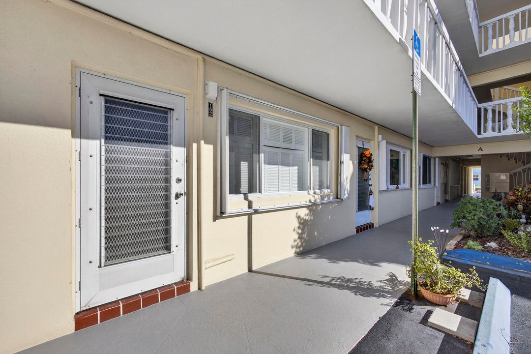 合同活跃: $225,000 (2 贝兹, 1 浴室, 880 平方英尺)