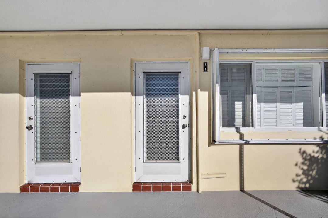 合同活跃: $225,000 (2 贝兹, 1 浴室, 880 平方英尺)