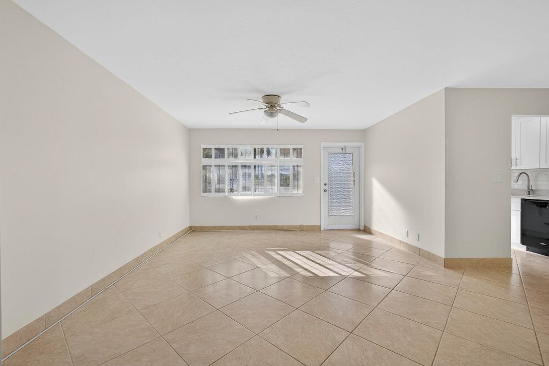 合同活跃: $225,000 (2 贝兹, 1 浴室, 880 平方英尺)