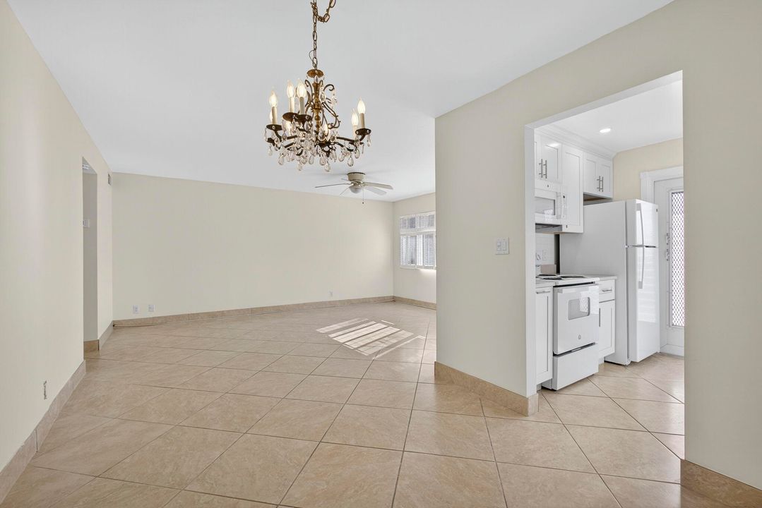 合同活跃: $225,000 (2 贝兹, 1 浴室, 880 平方英尺)