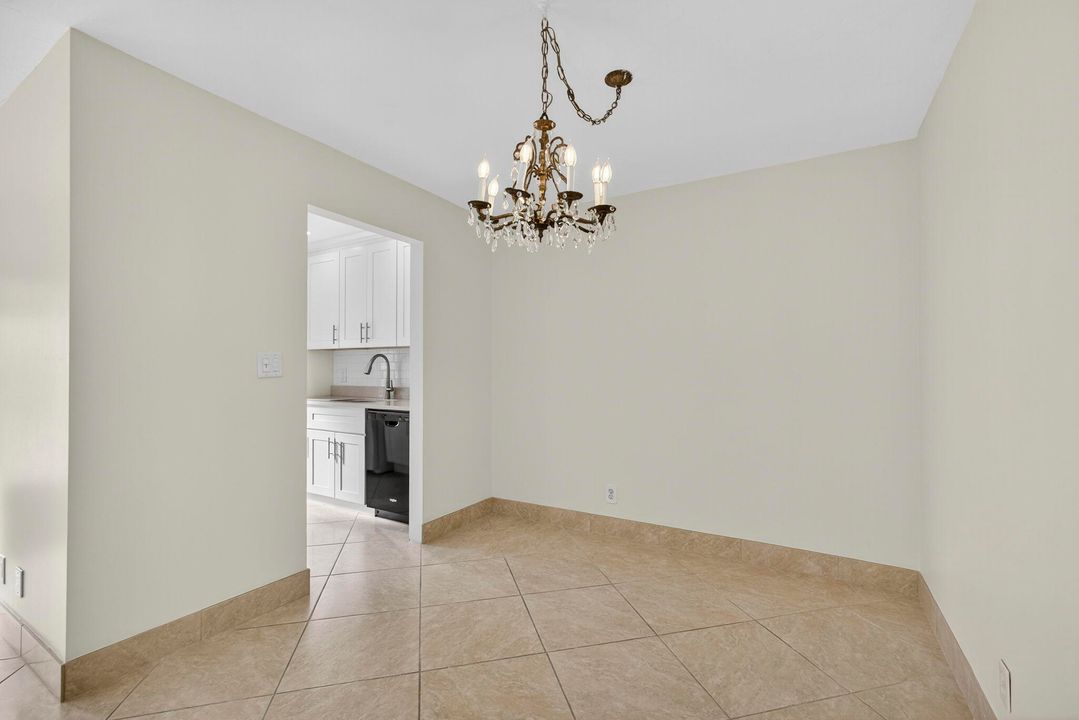 合同活跃: $225,000 (2 贝兹, 1 浴室, 880 平方英尺)