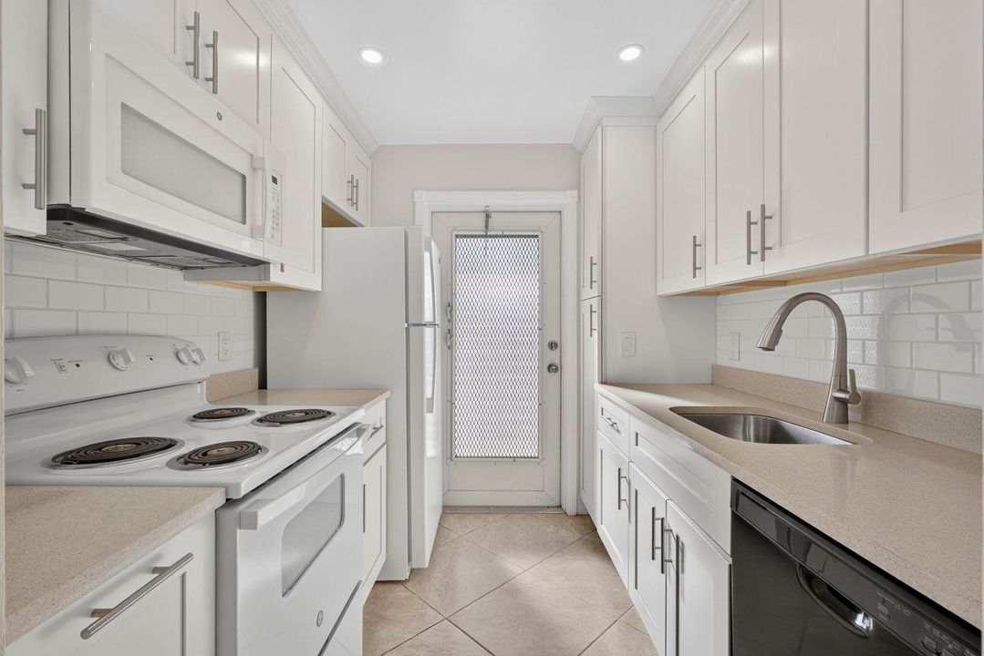 合同活跃: $225,000 (2 贝兹, 1 浴室, 880 平方英尺)