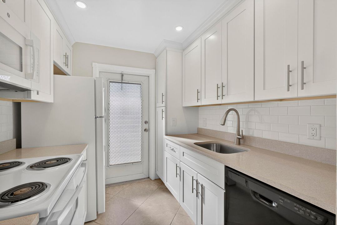 合同活跃: $225,000 (2 贝兹, 1 浴室, 880 平方英尺)