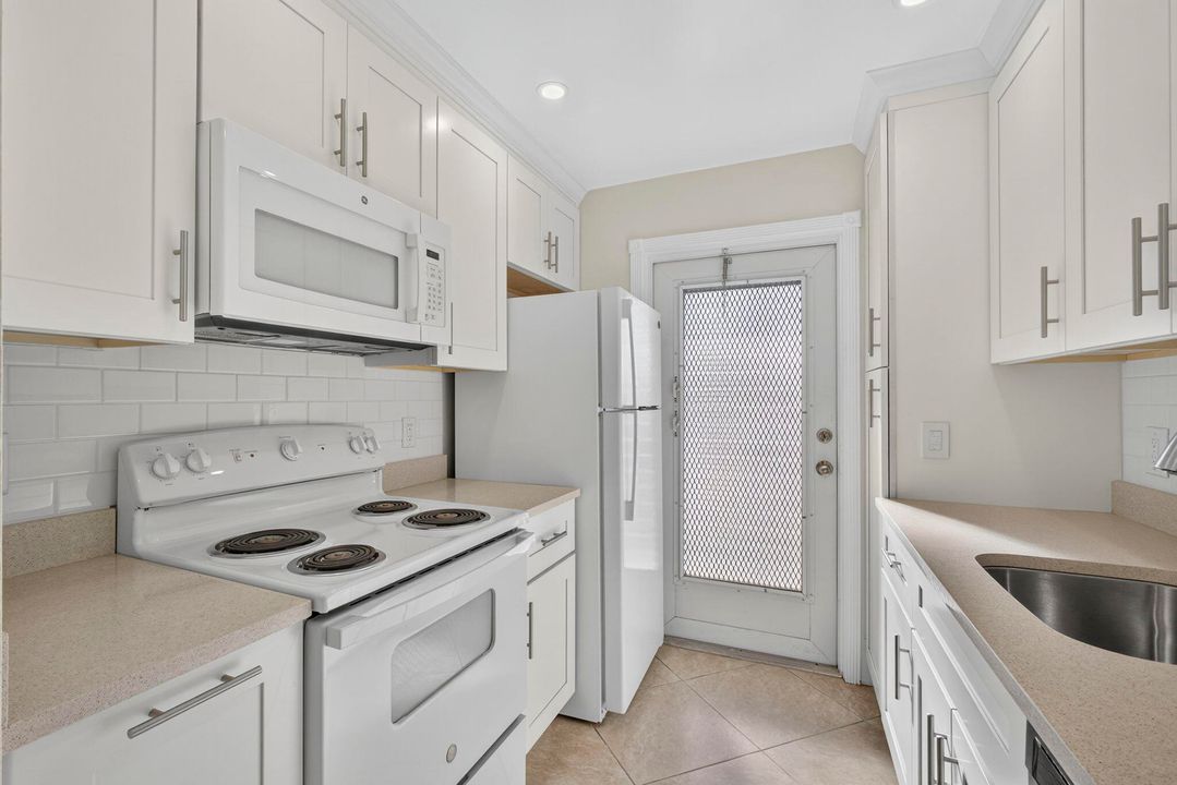 合同活跃: $225,000 (2 贝兹, 1 浴室, 880 平方英尺)