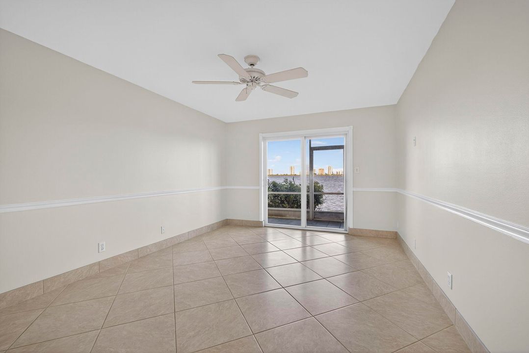 合同活跃: $225,000 (2 贝兹, 1 浴室, 880 平方英尺)