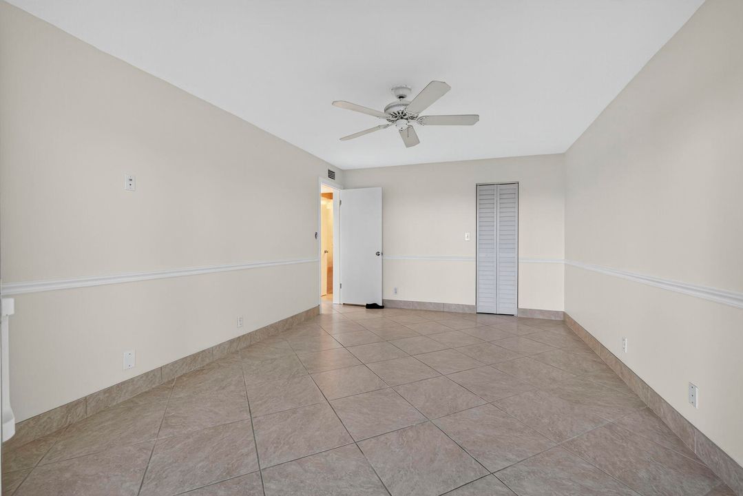 合同活跃: $225,000 (2 贝兹, 1 浴室, 880 平方英尺)