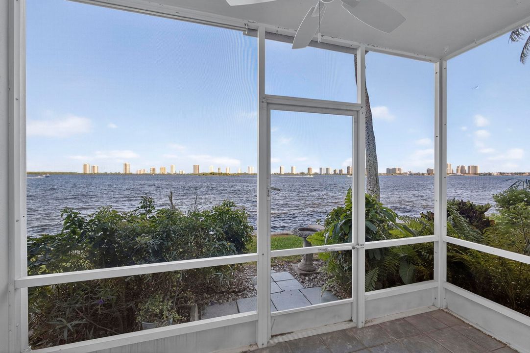 合同活跃: $225,000 (2 贝兹, 1 浴室, 880 平方英尺)