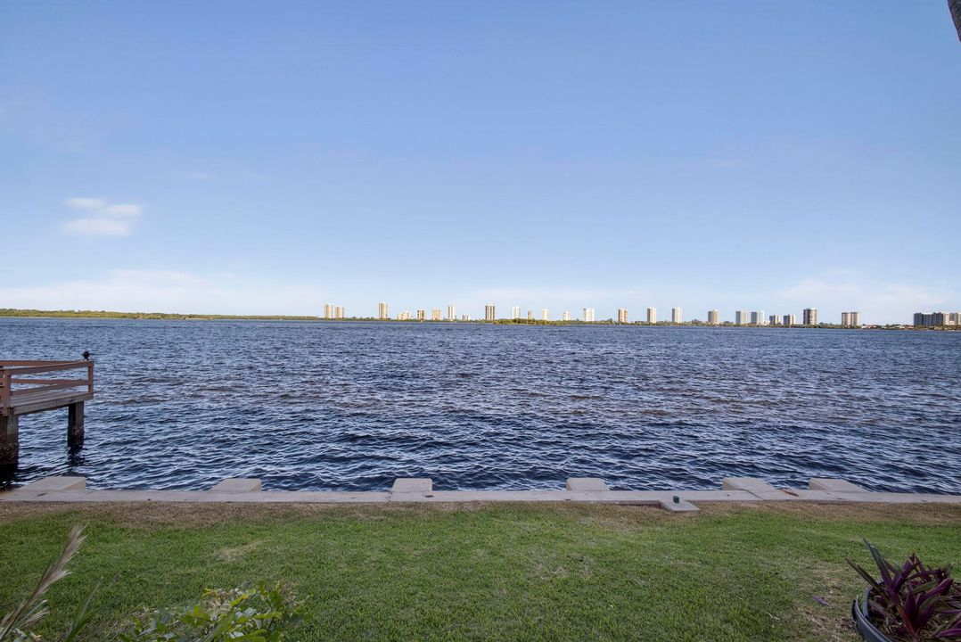 合同活跃: $225,000 (2 贝兹, 1 浴室, 880 平方英尺)