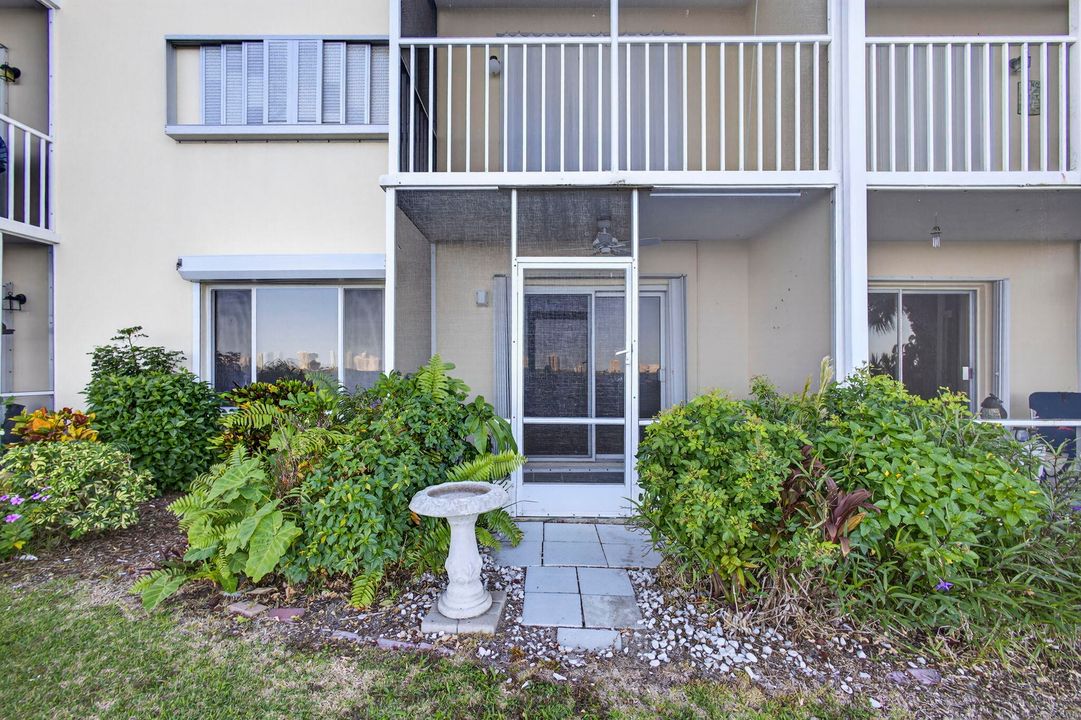 合同活跃: $225,000 (2 贝兹, 1 浴室, 880 平方英尺)